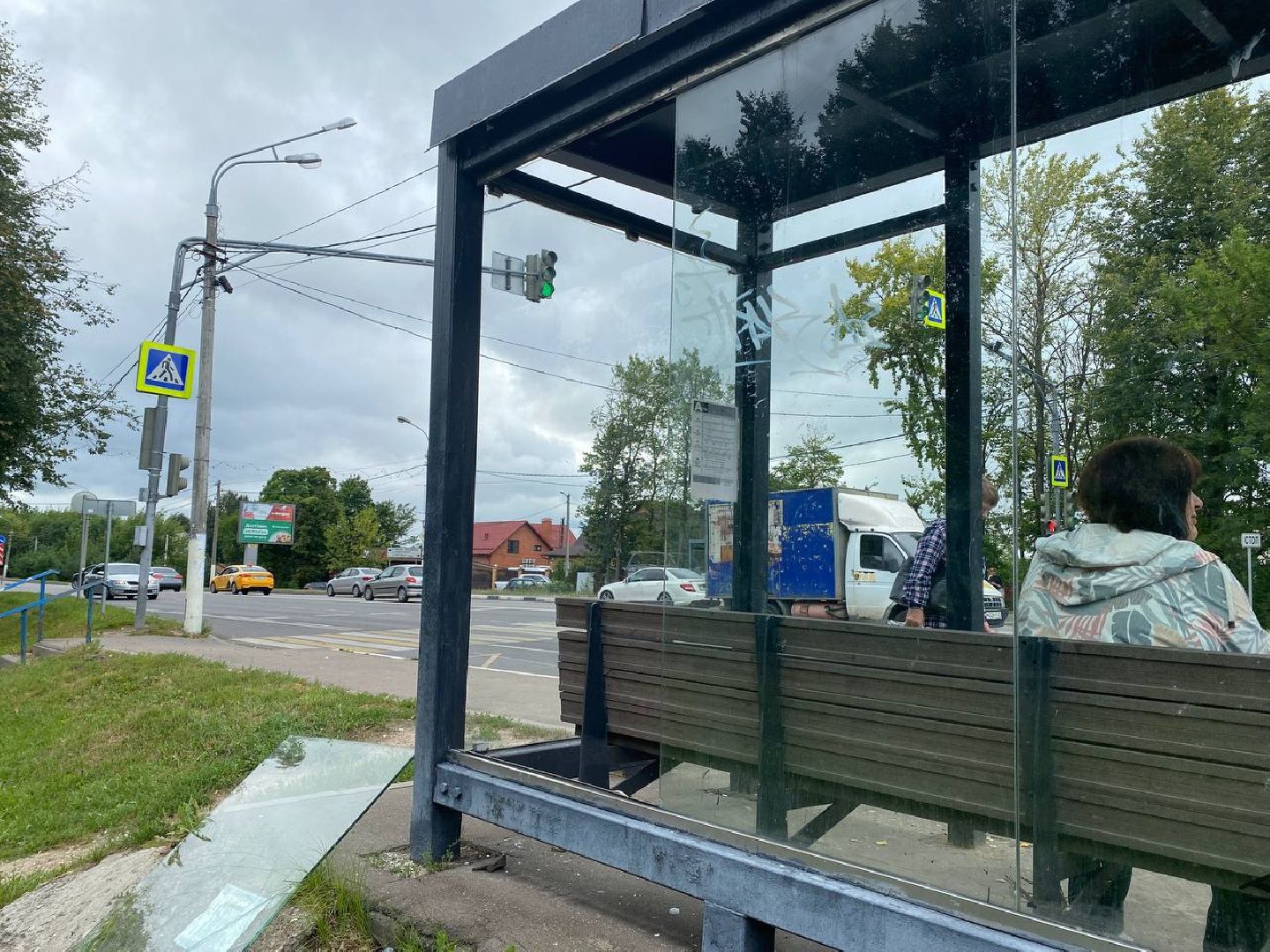 Чехов, вандалы, стекла, остановочный павильон, больница