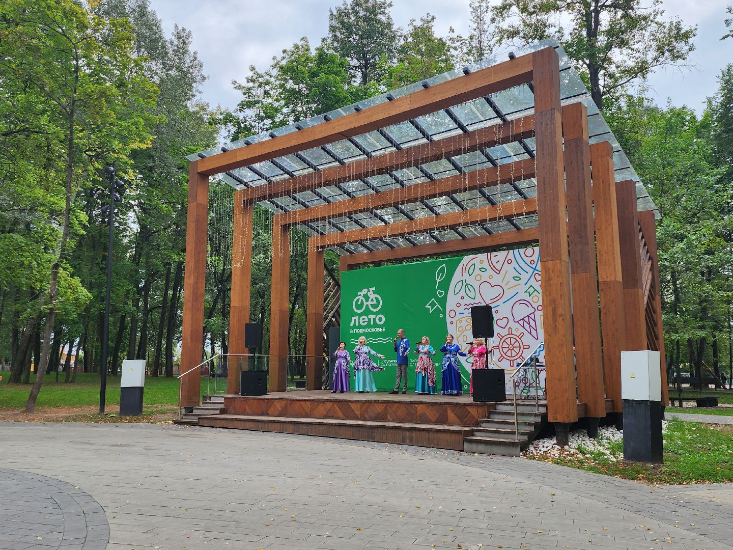 Серпухов, Подмосковье, День флага, парк, МГЕР, волонтеры, концерт