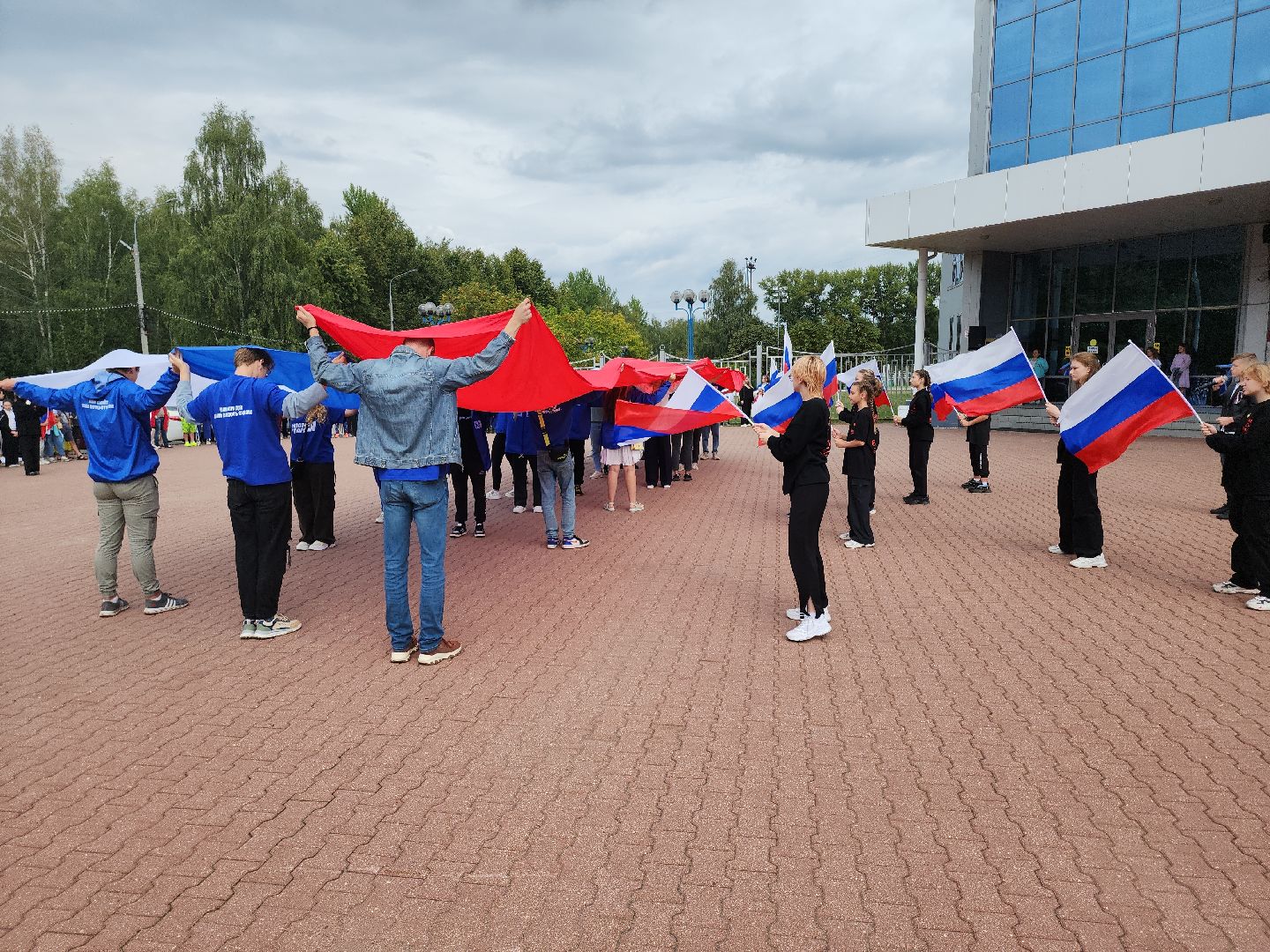 Кашира, волонтёры, день государственного флага россии, акция, флешмоб, триколор
