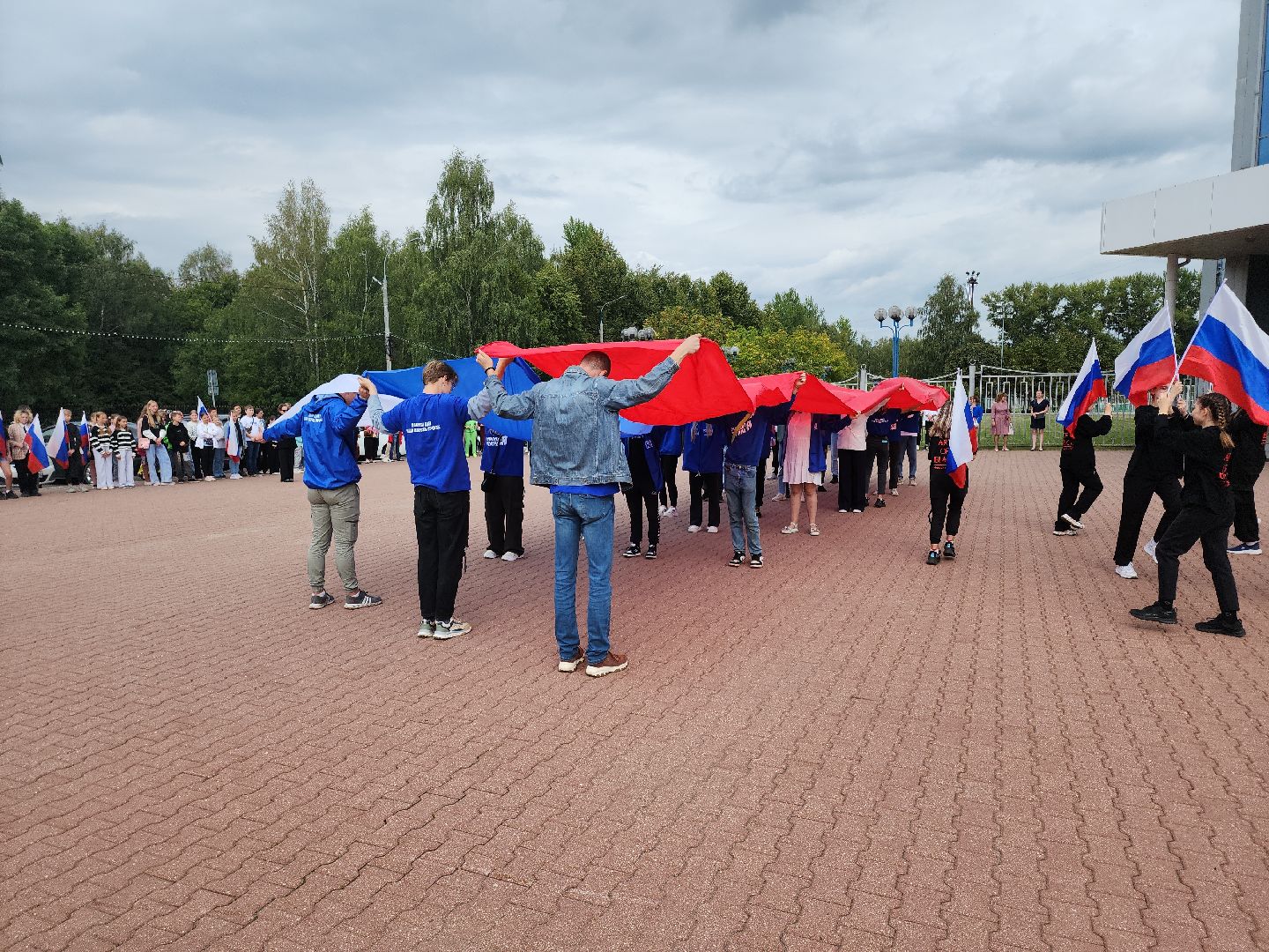 Кашира, волонтёры, день государственного флага россии, акция, флешмоб, триколор