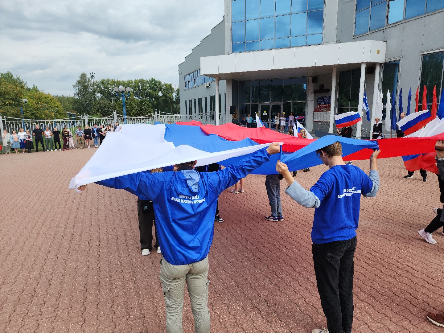 Кашира, волонтёры, день государственного флага россии, акция, флешмоб, триколор