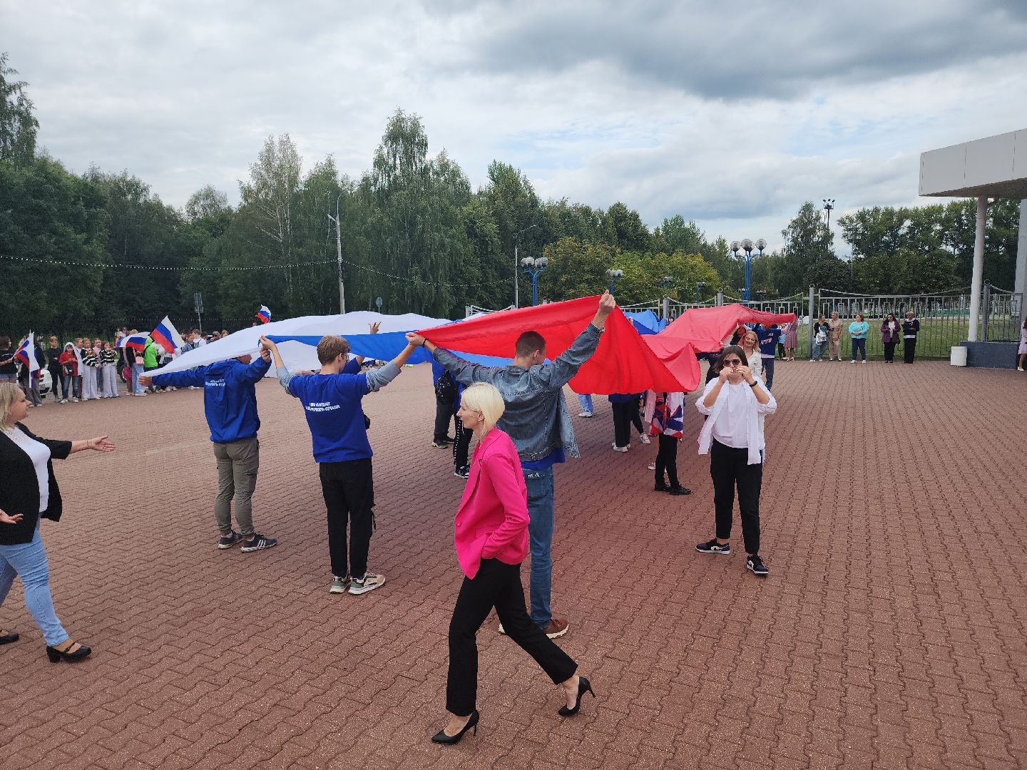 Кашира, волонтёры, день государственного флага россии, акция, флешмоб, триколор