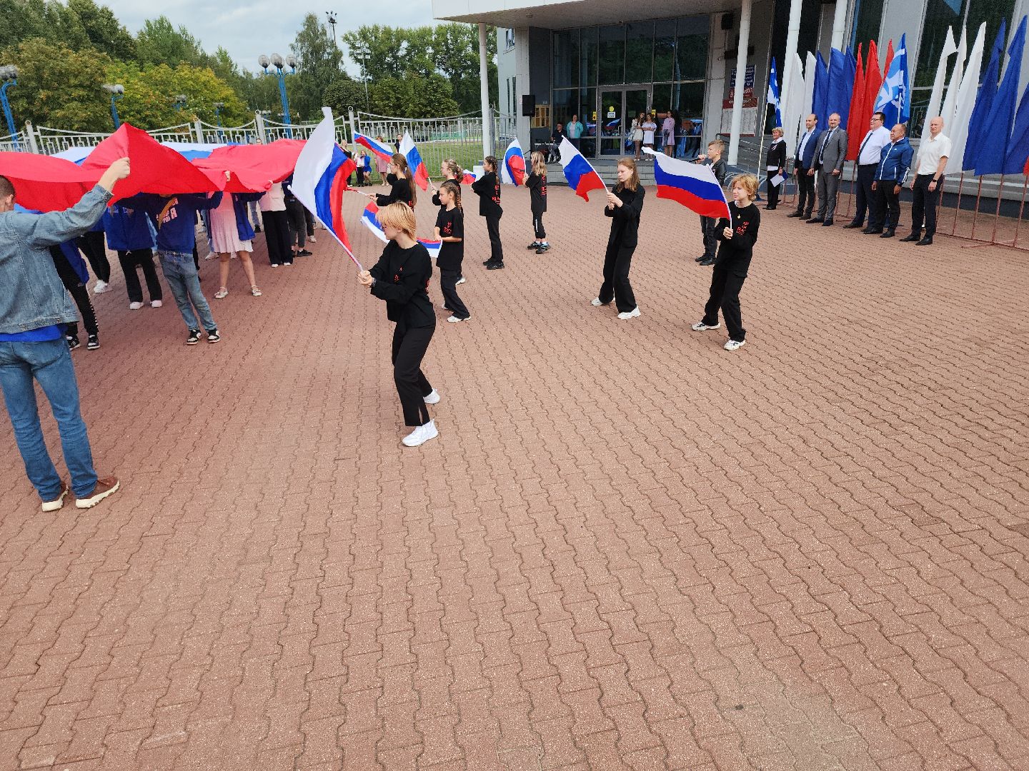 Кашира, волонтёры, день государственного флага россии, акция, флешмоб, триколор