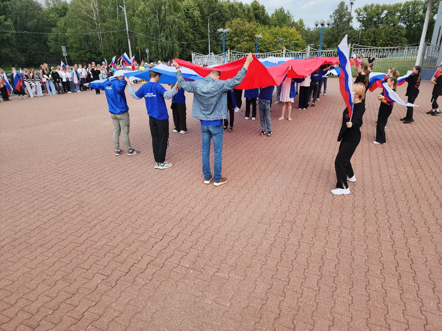 Кашира, волонтёры, день государственного флага россии, акция, флешмоб, триколор