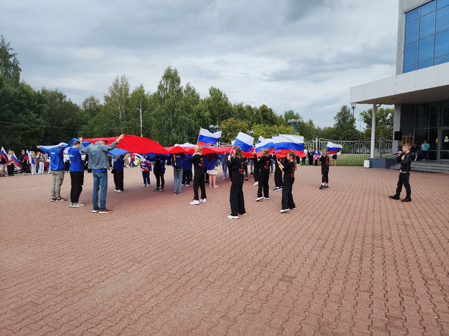 Кашира, волонтёры, день государственного флага россии, акция, флешмоб, триколор