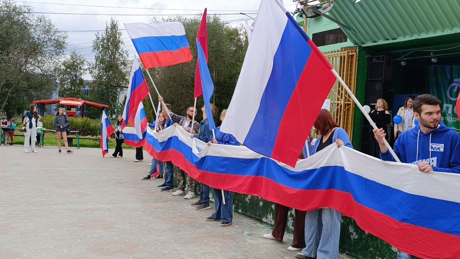 Лобня, флешмоб, флаг