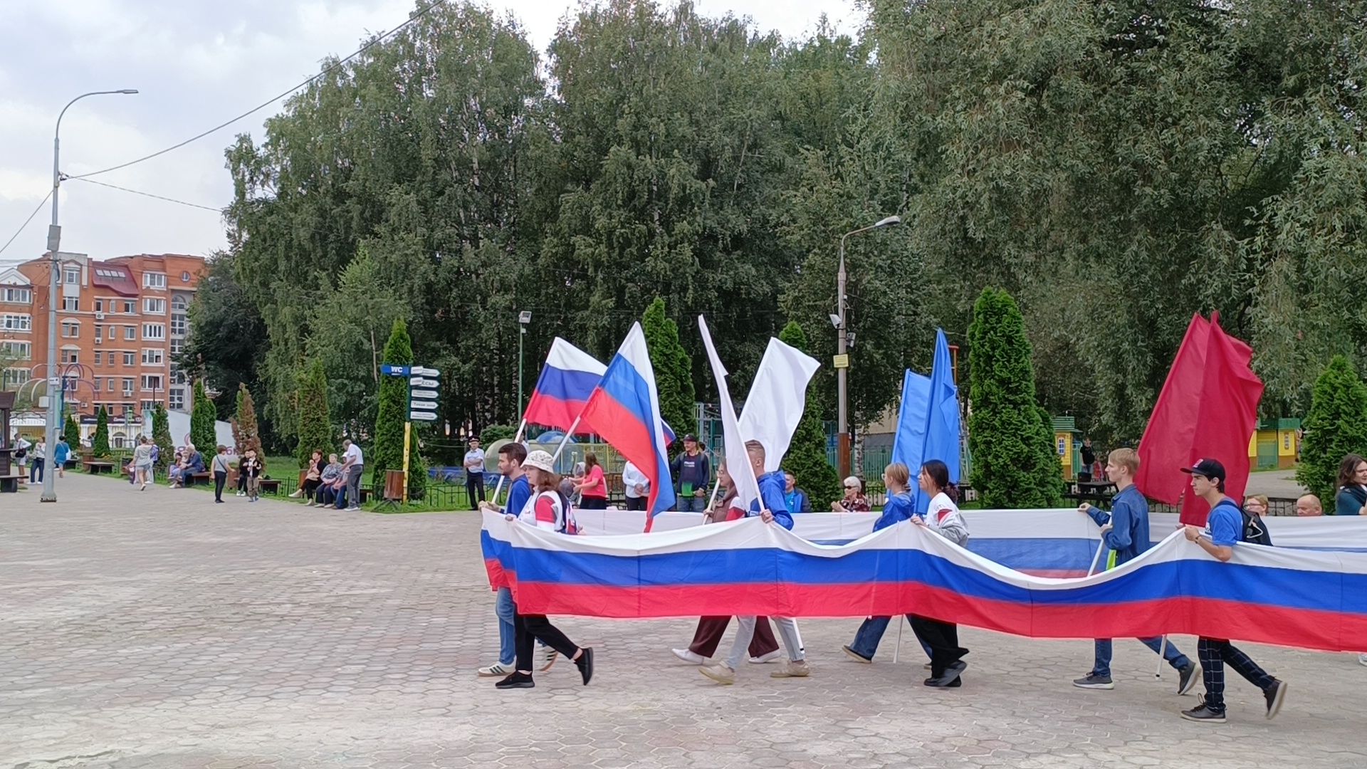 Лобня, флешмоб, флаг