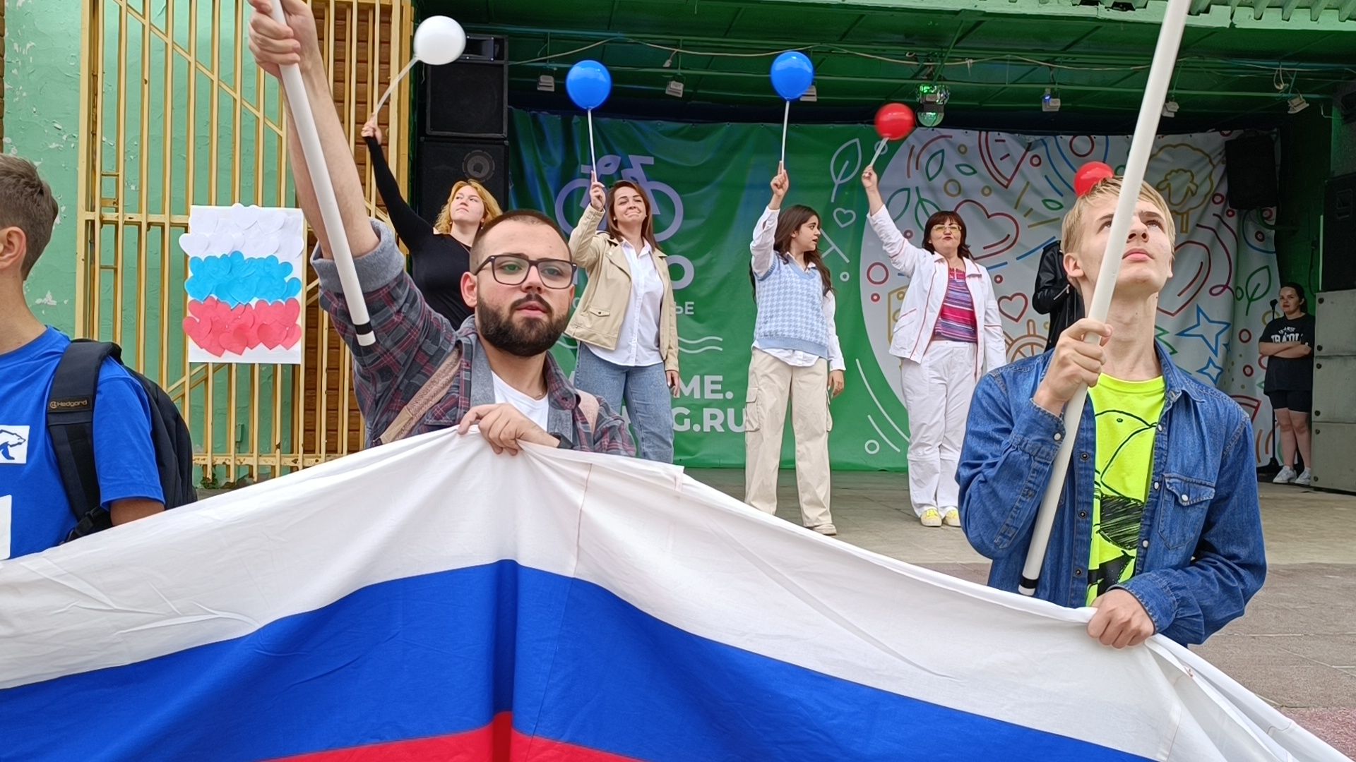 Лобня, флешмоб, флаг