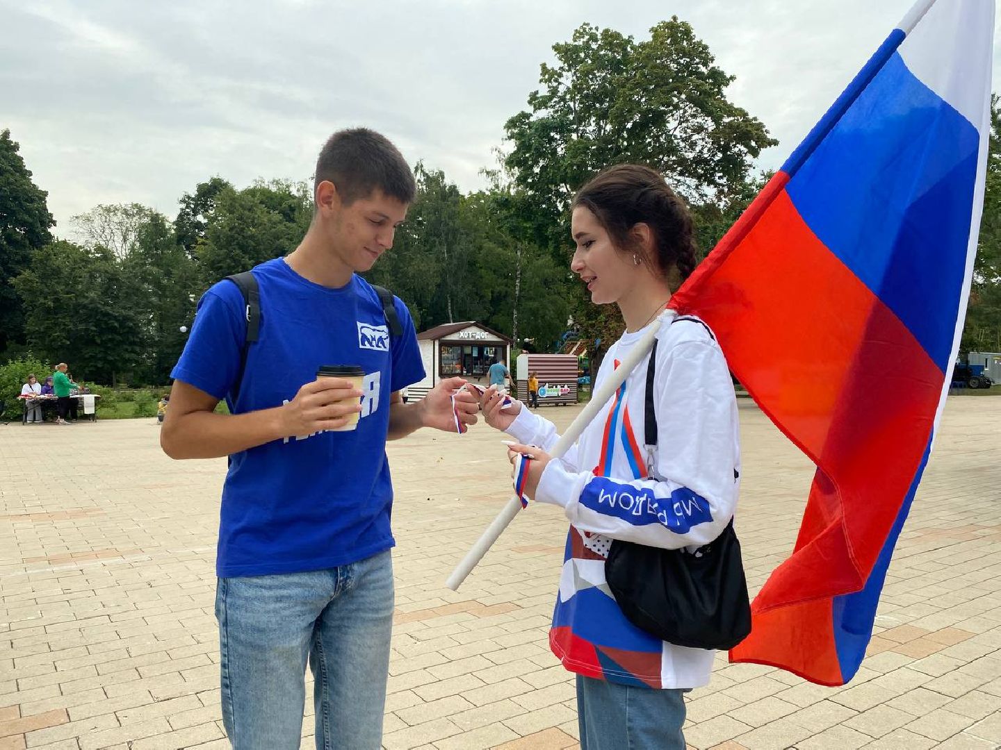 Концерт, танцы, медведь, волонтеры