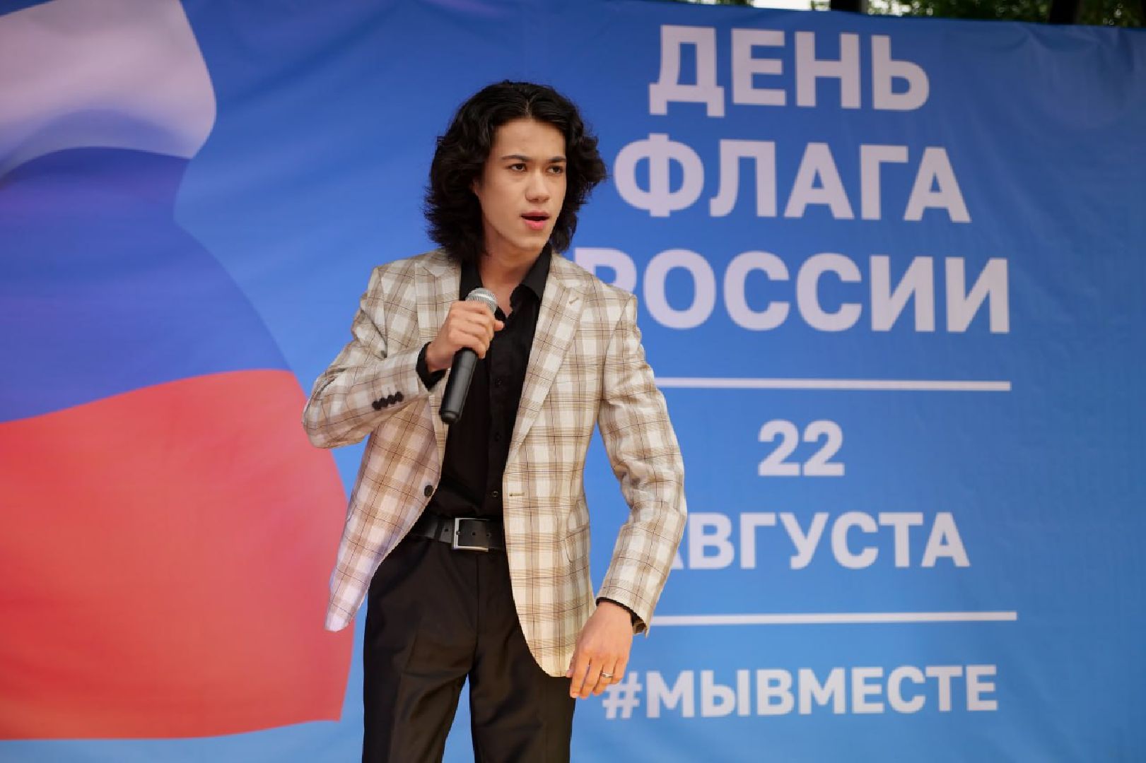 Концерт, танцы, медведь, волонтеры