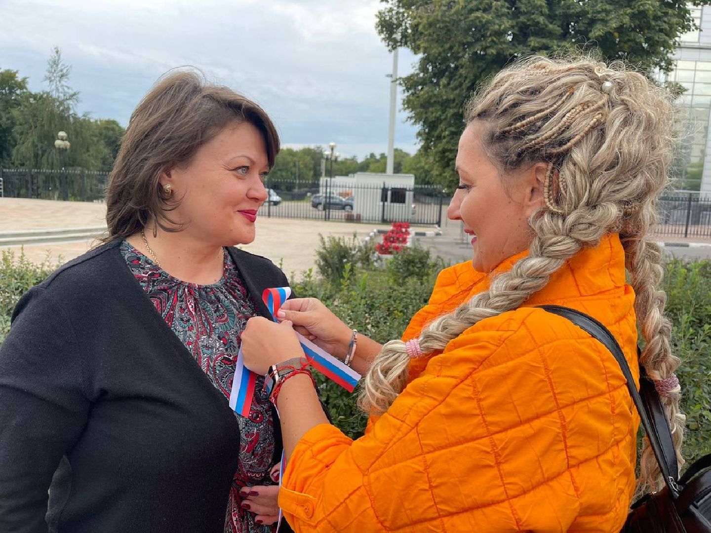 Концерт, танцы, медведь, волонтеры