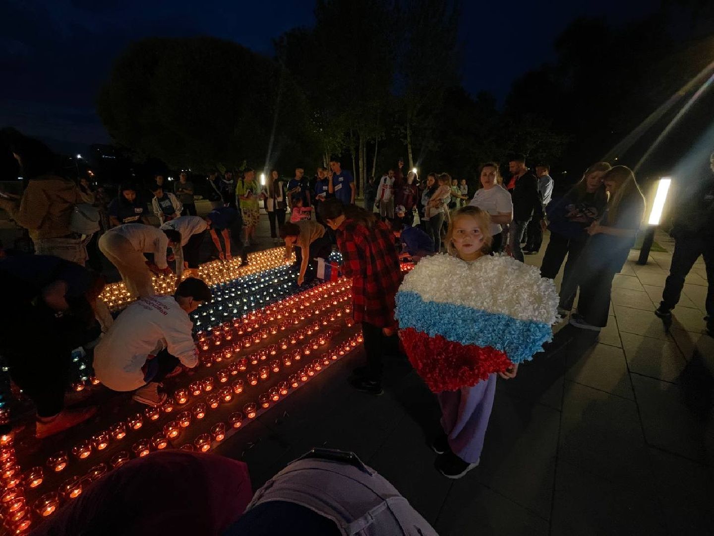 Реутов, День флага, свечи, волонтёры