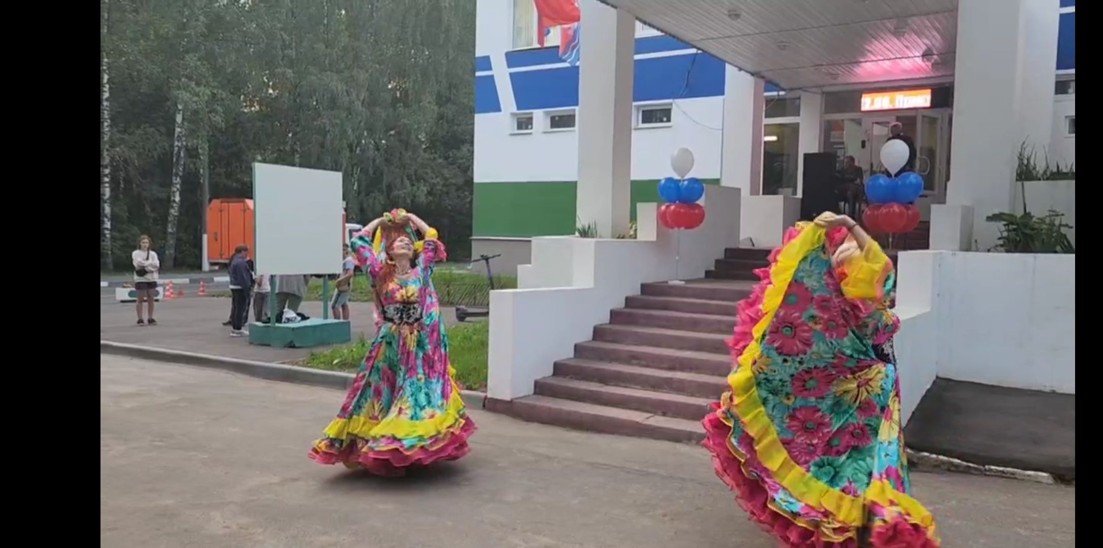 Долгопрудный, лебедь белая, день флага, танец, праздник