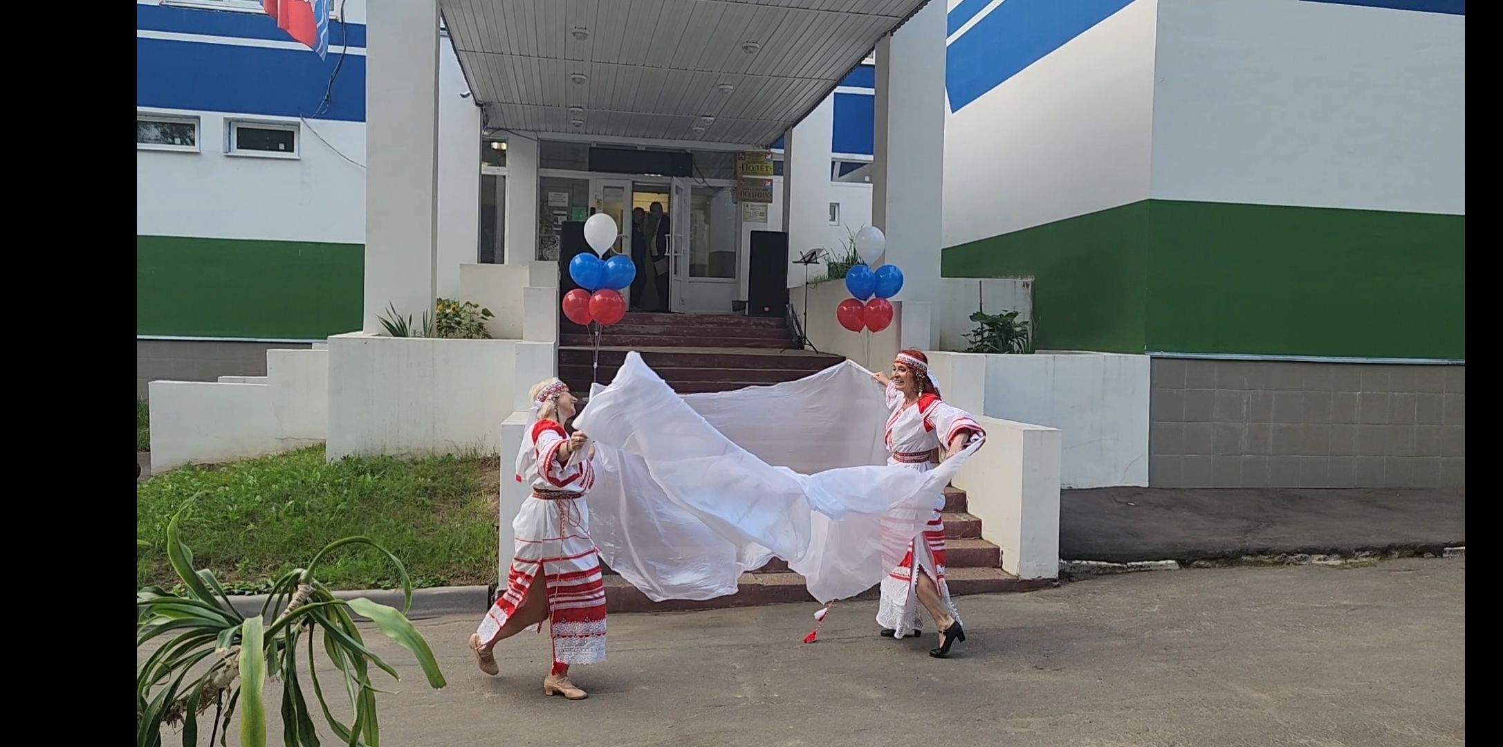 Долгопрудный, лебедь белая, день флага, танец, праздник