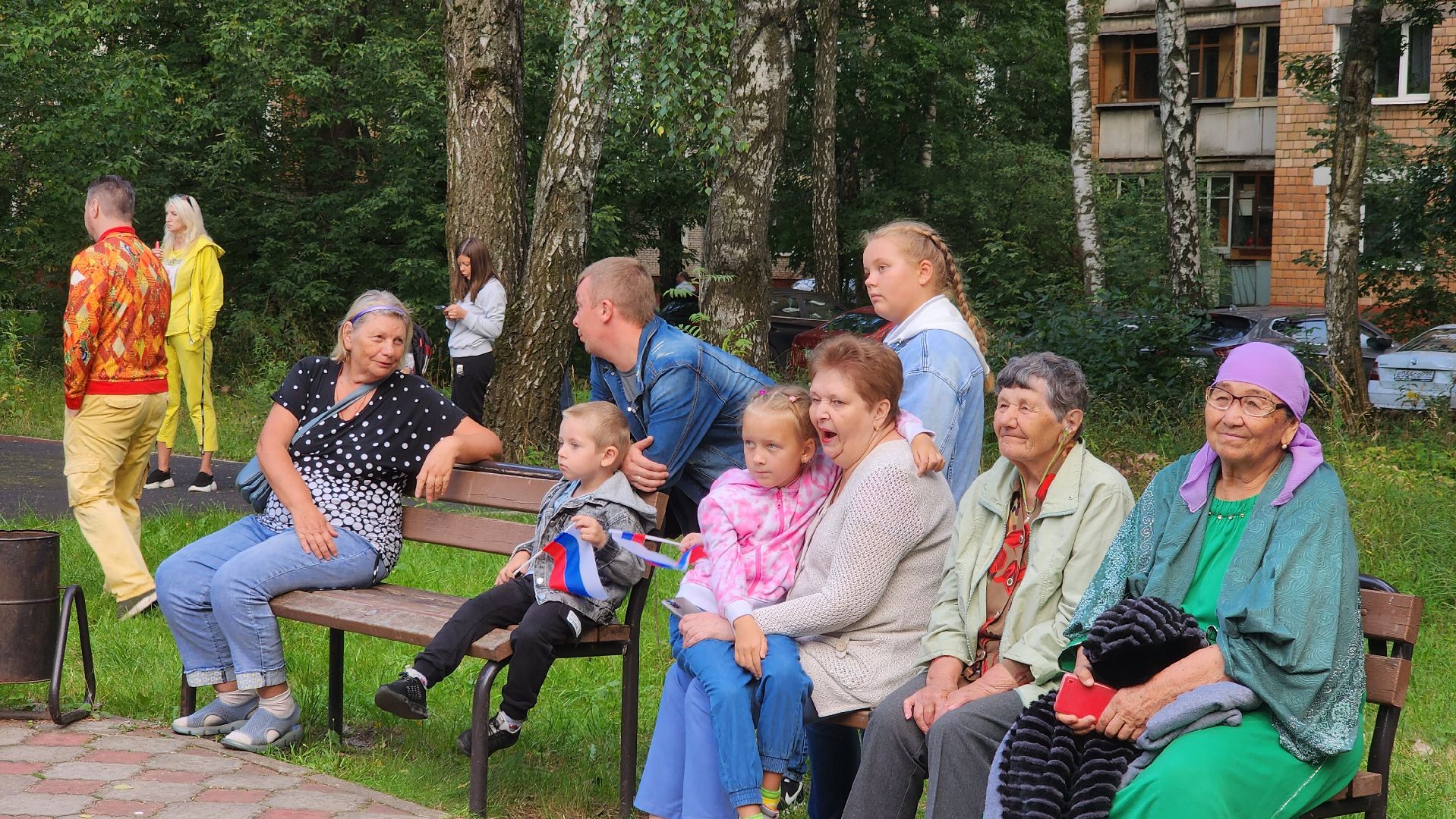 Долгопрудный, лебедь белая, день флага, танец, праздник