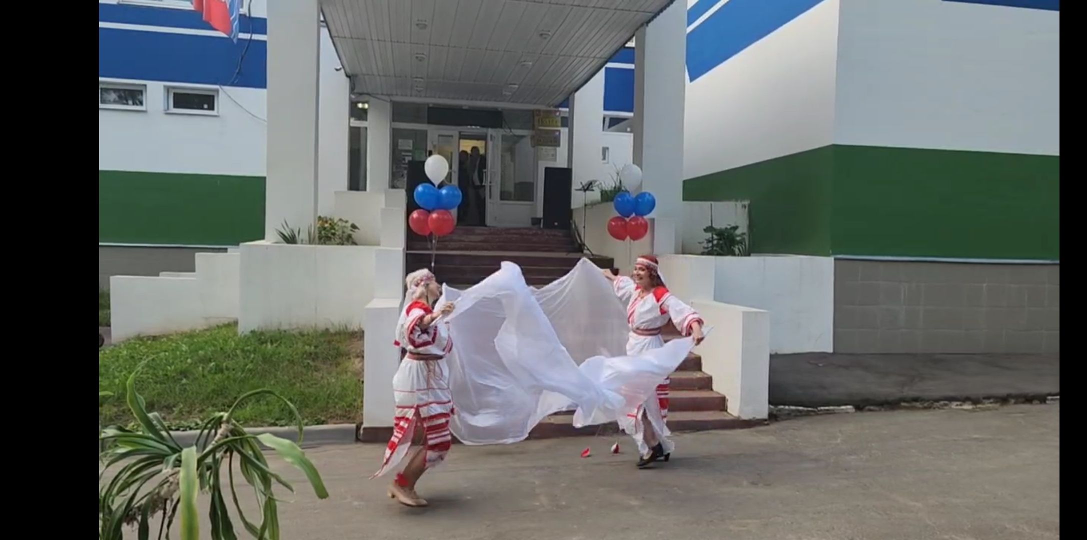 Долгопрудный, лебедь белая, день флага, танец, праздник