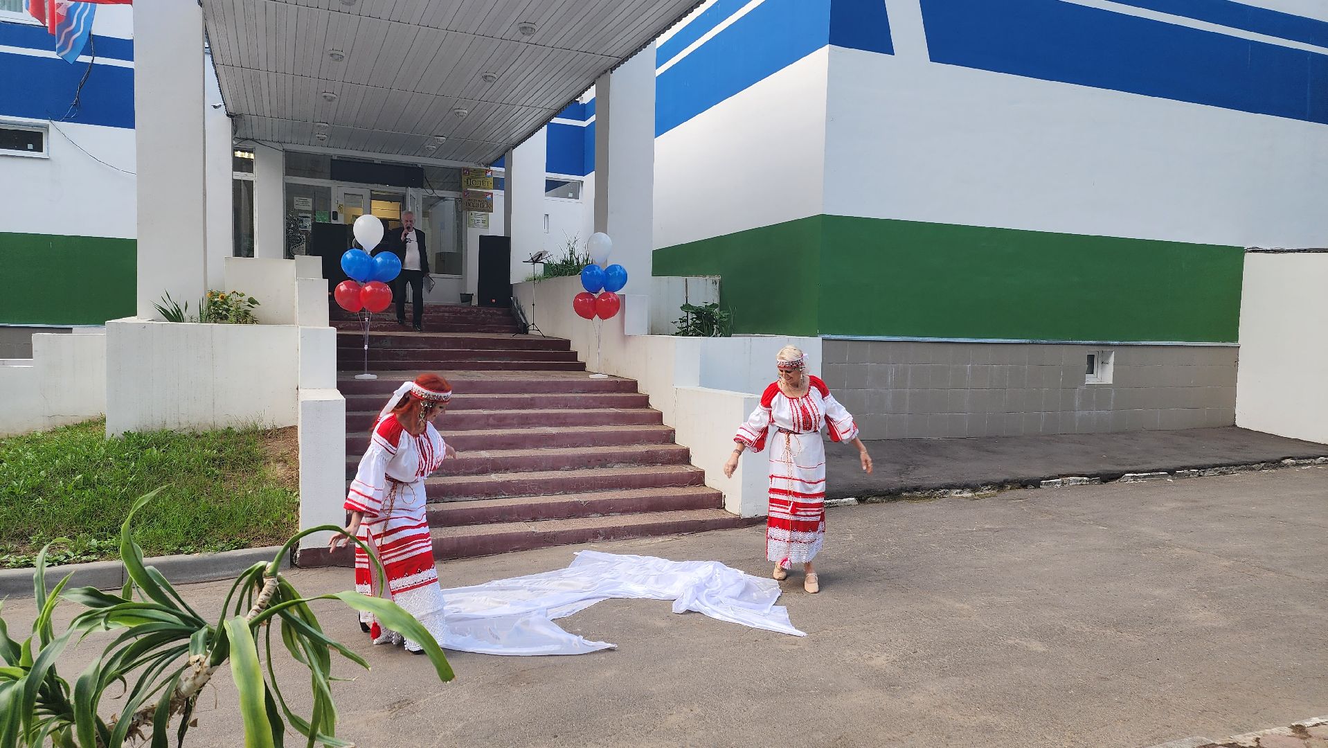 Долгопрудный, лебедь белая, день флага, танец, праздник