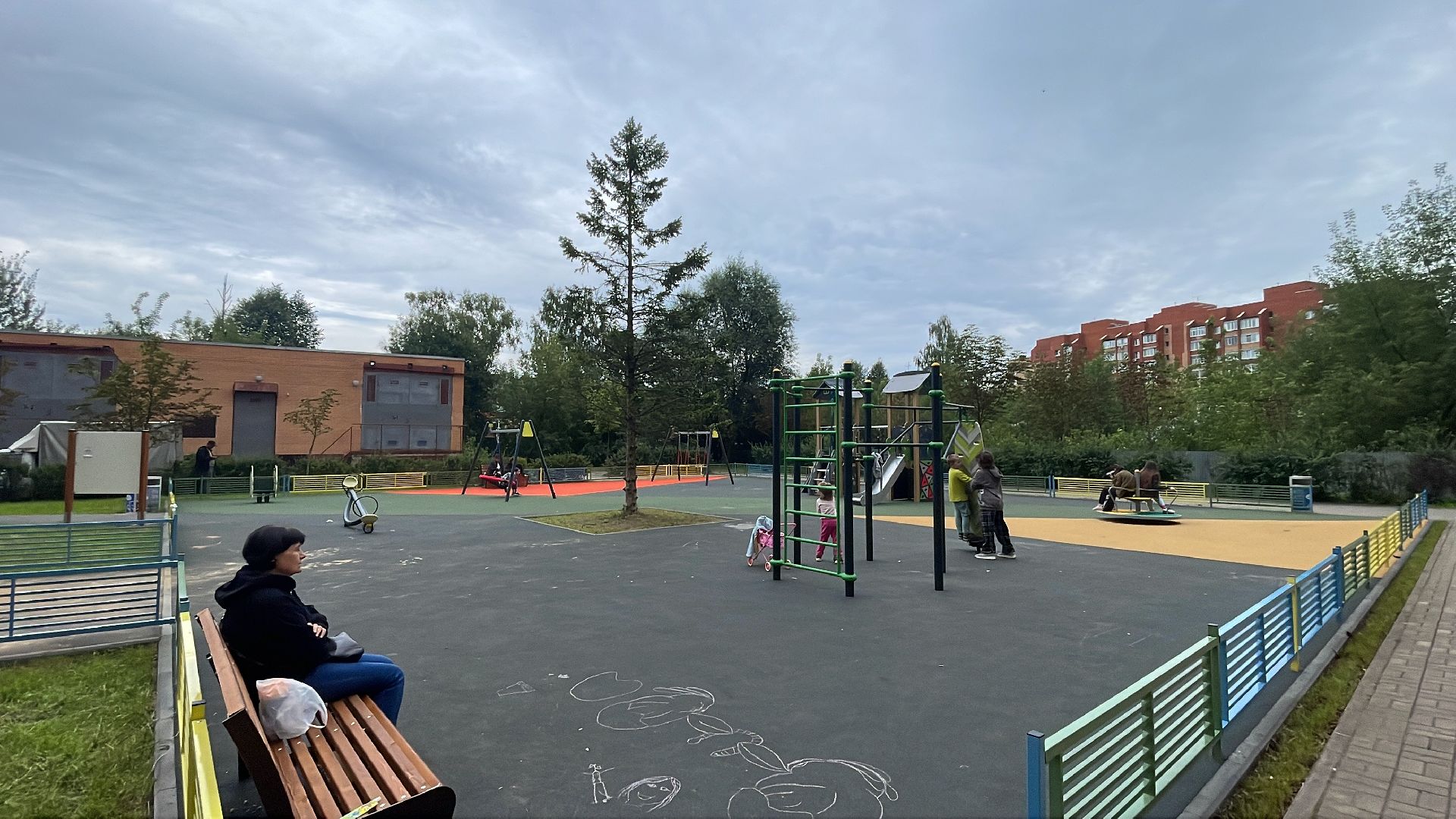 Голицыно, Одинцово, благоустройство, детская площадка, ёлка, качели, горка,