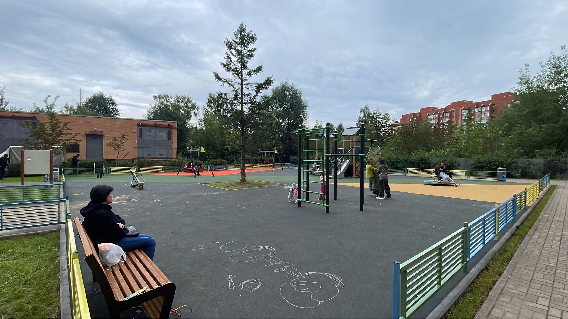 Голицыно, Одинцово, благоустройство, детская площадка, ёлка, качели, горка,