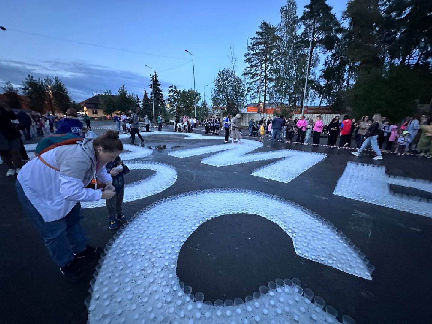 Муза Подмосковья, огненное панно, День флага России