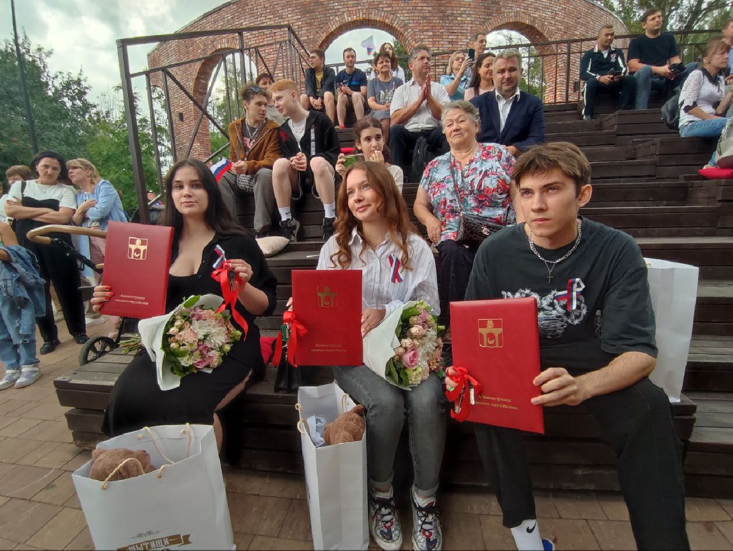 Мытищи, дети-сироты, квартиры, паспорта, день флага россии,