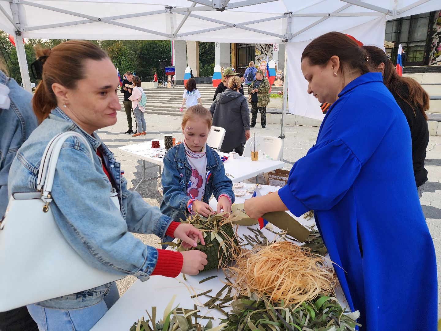 Пункт сбора гуманитарной помощи, Мытищи, день флага