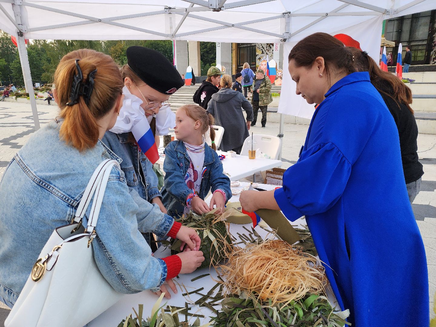 Пункт сбора гуманитарной помощи, Мытищи, день флага