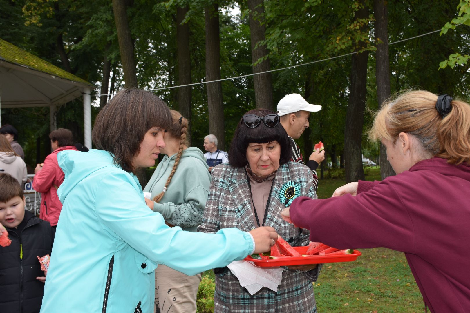 Павловский Посад, городской округ Павловский Посад, люди, арбузы, дети, пикник, лето, парк