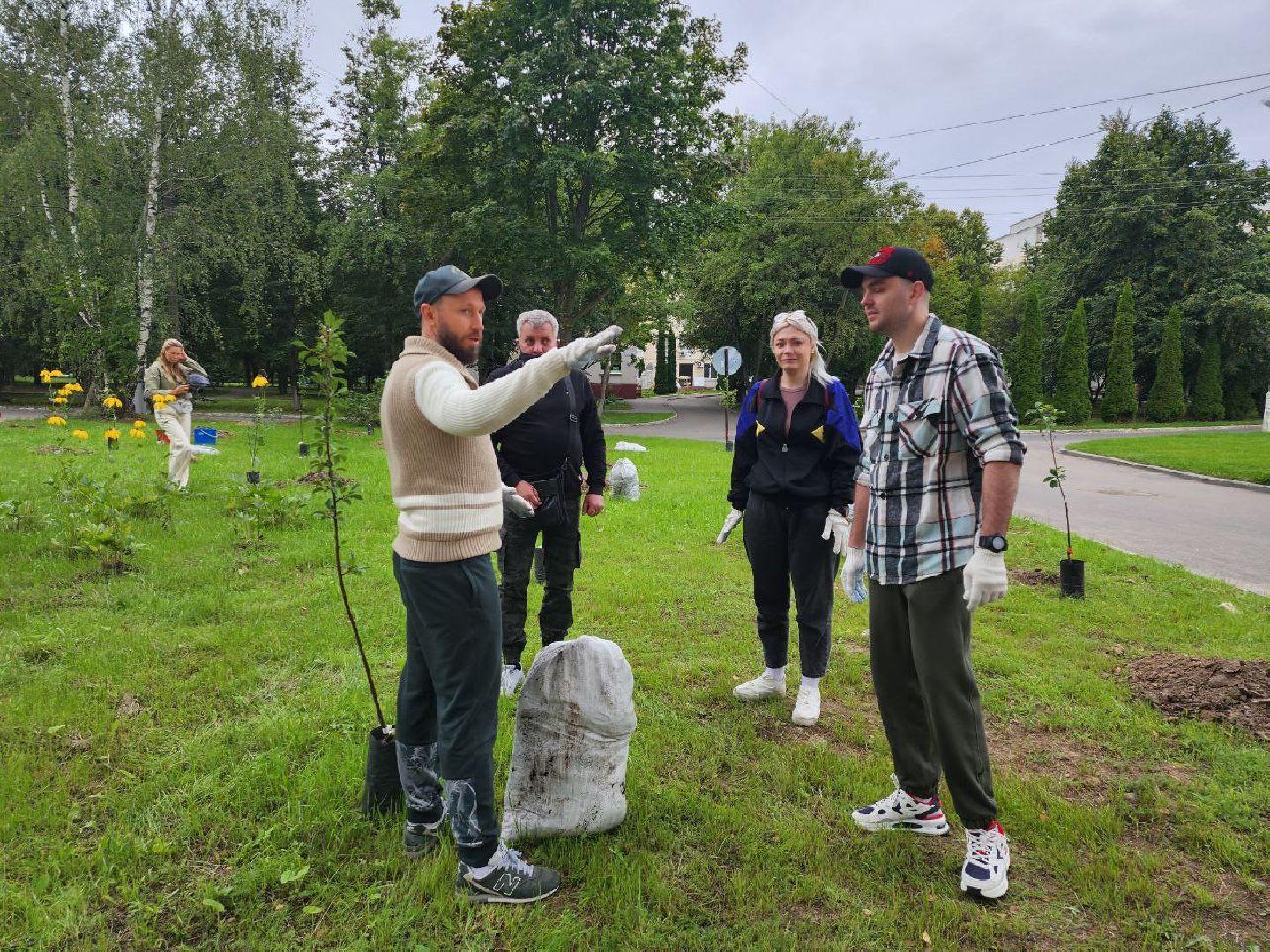 посадка; вишнёвый сад; ВПЦ; видное; подарок
