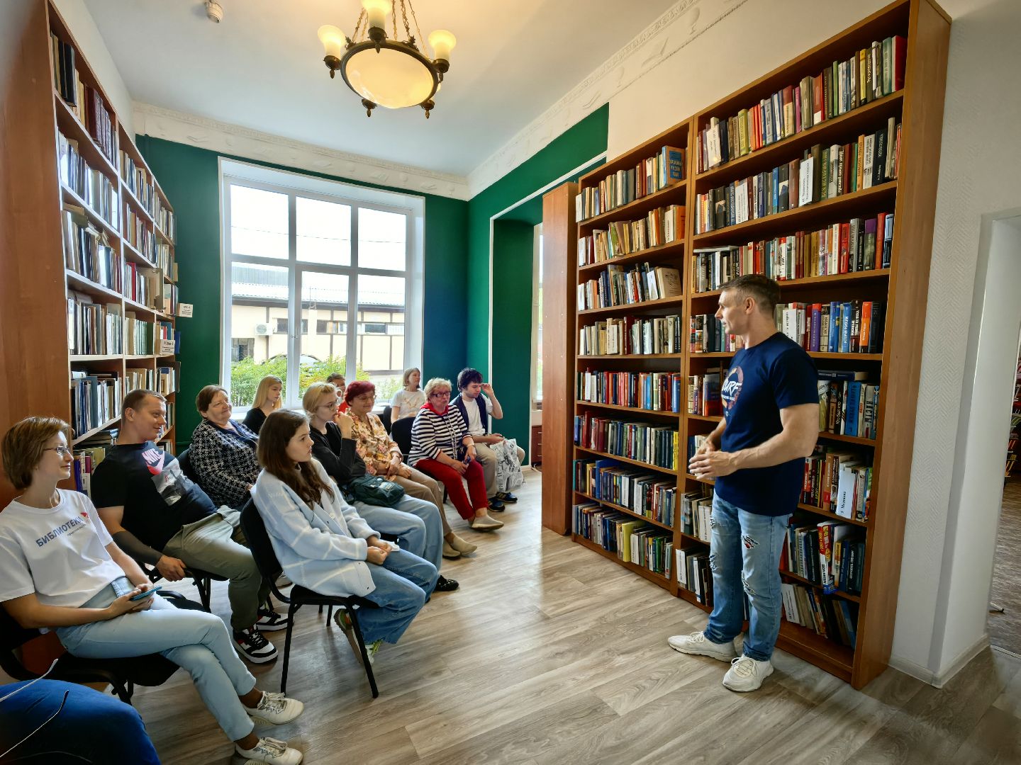 Драматург, сценарист, киноиндустрия, встреча, библиотека, курсы