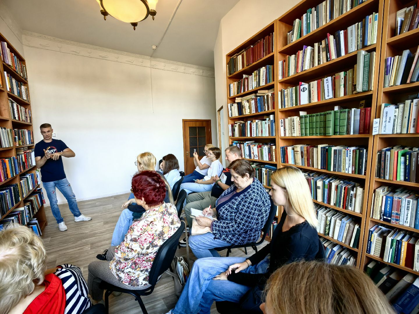 Драматург, сценарист, киноиндустрия, встреча, библиотека, курсы