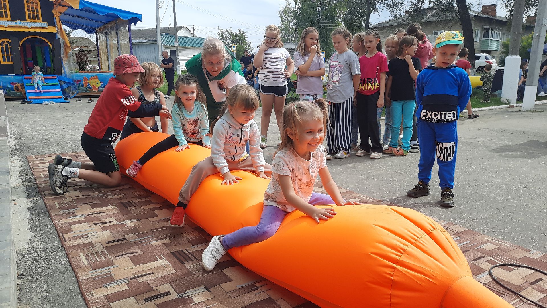приведение, гигантские, подушки, ЦУС МИР, праздник, день посёлка, памятник Ленину