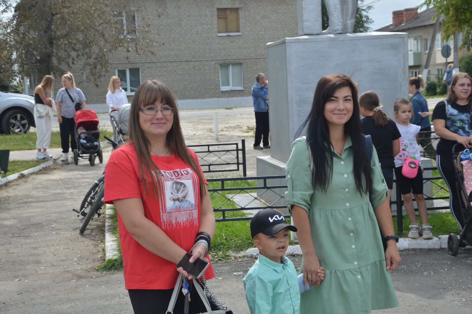 приведение, гигантские, подушки, ЦУС МИР, праздник, день посёлка, памятник Ленину