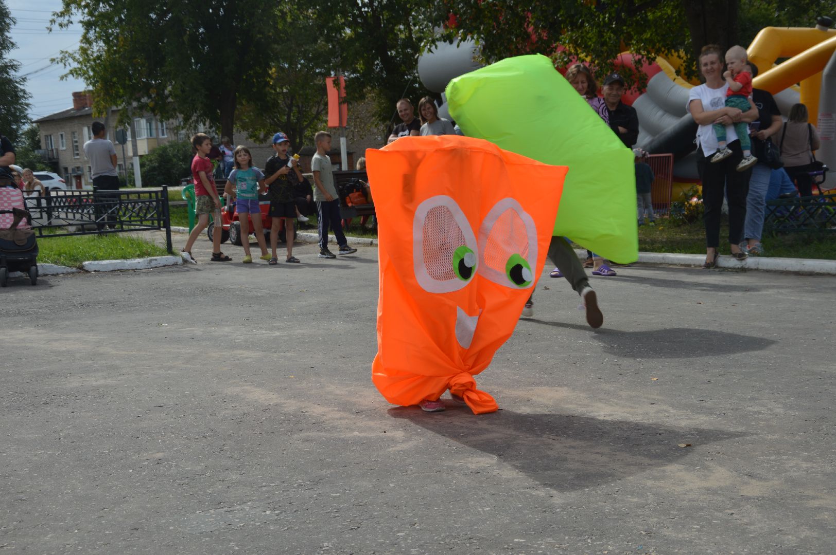 приведение, гигантские, подушки, ЦУС МИР, праздник, день посёлка, памятник Ленину