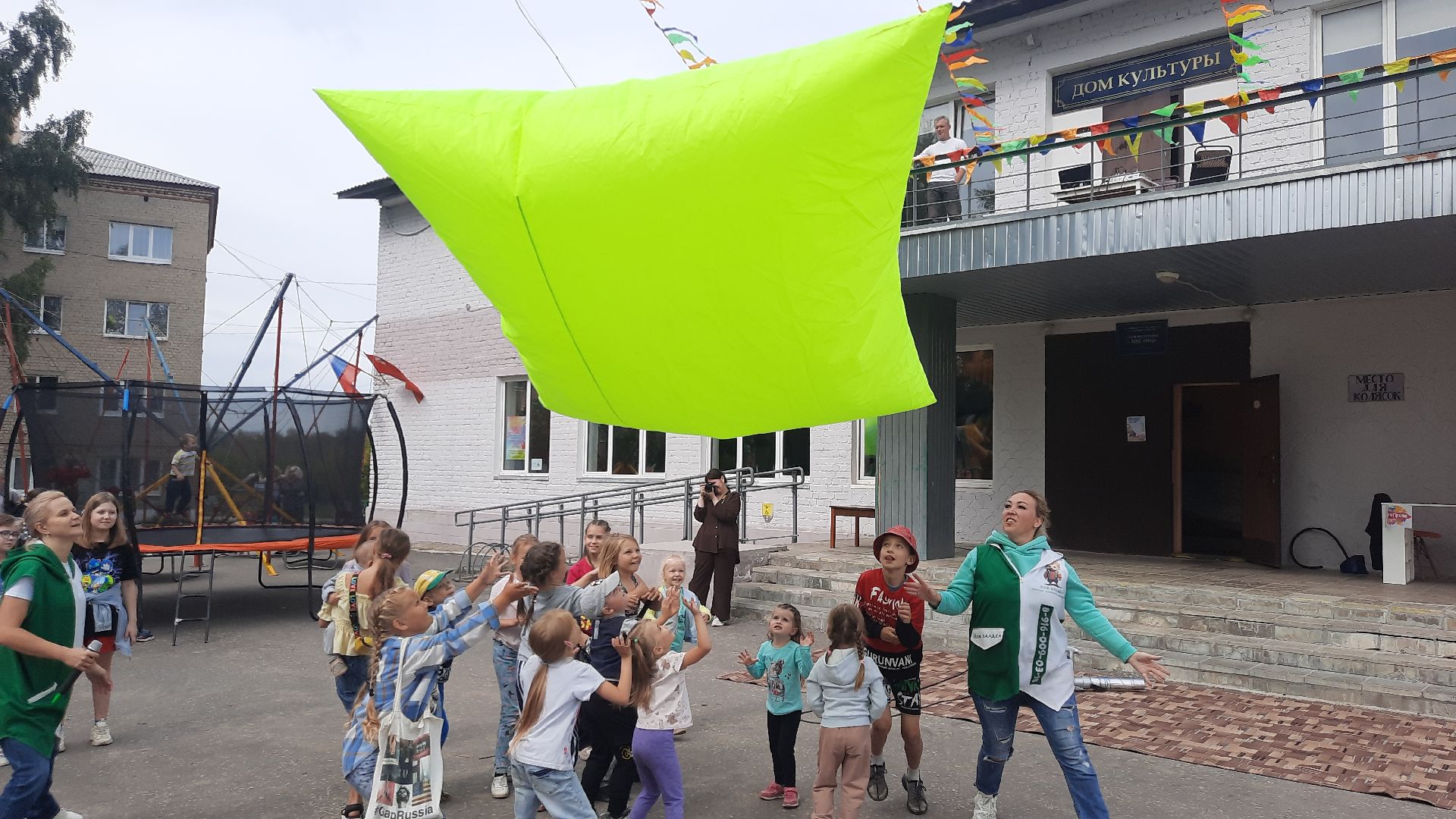 приведение, гигантские, подушки, ЦУС МИР, праздник, день посёлка, памятник Ленину