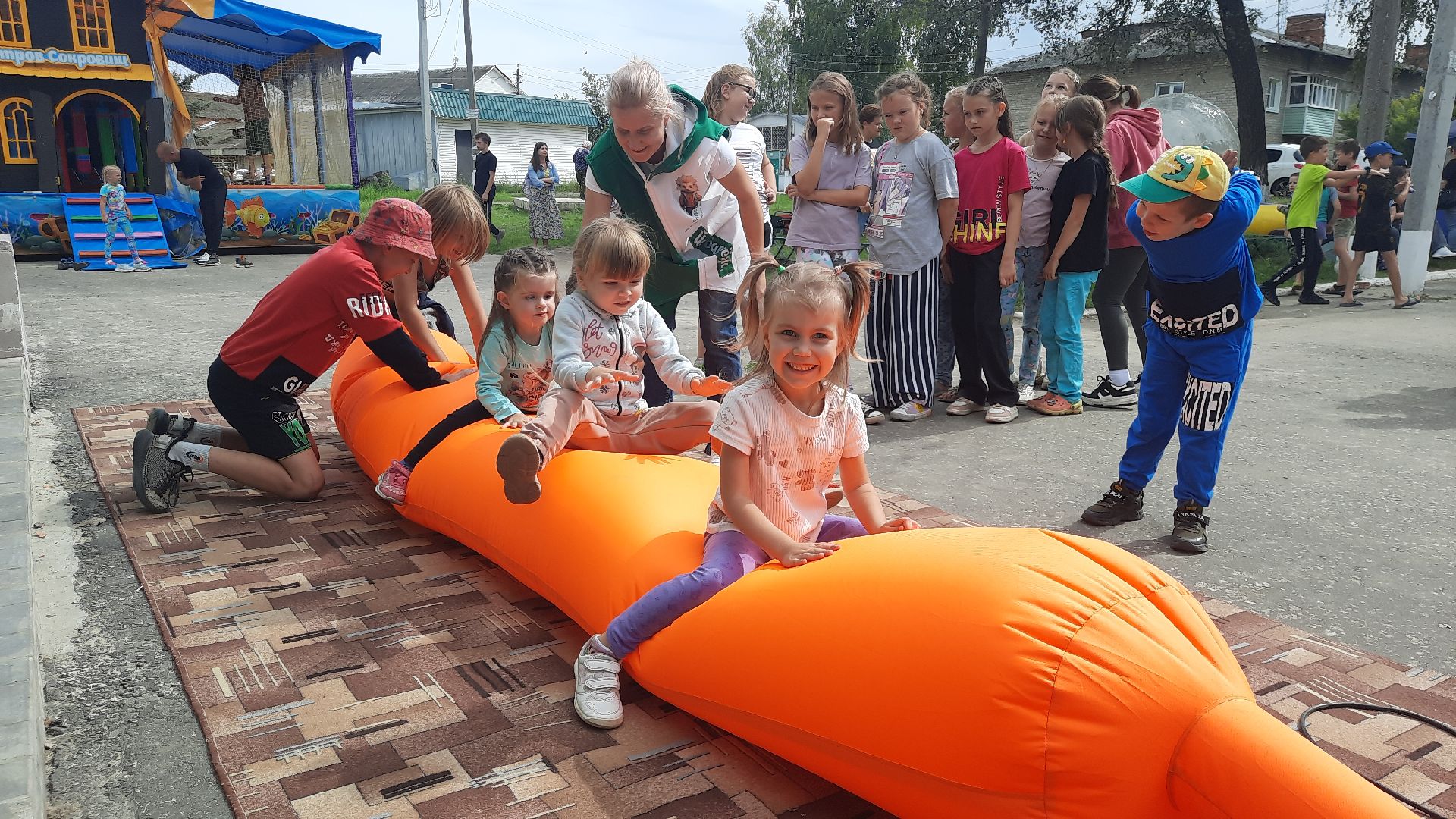 приведение, гигантские, подушки, ЦУС МИР, праздник, день посёлка, памятник Ленину