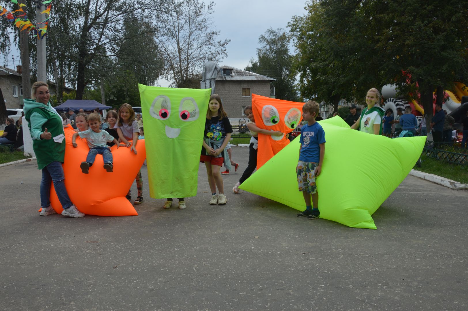 приведение, гигантские, подушки, ЦУС МИР, праздник, день посёлка, памятник Ленину