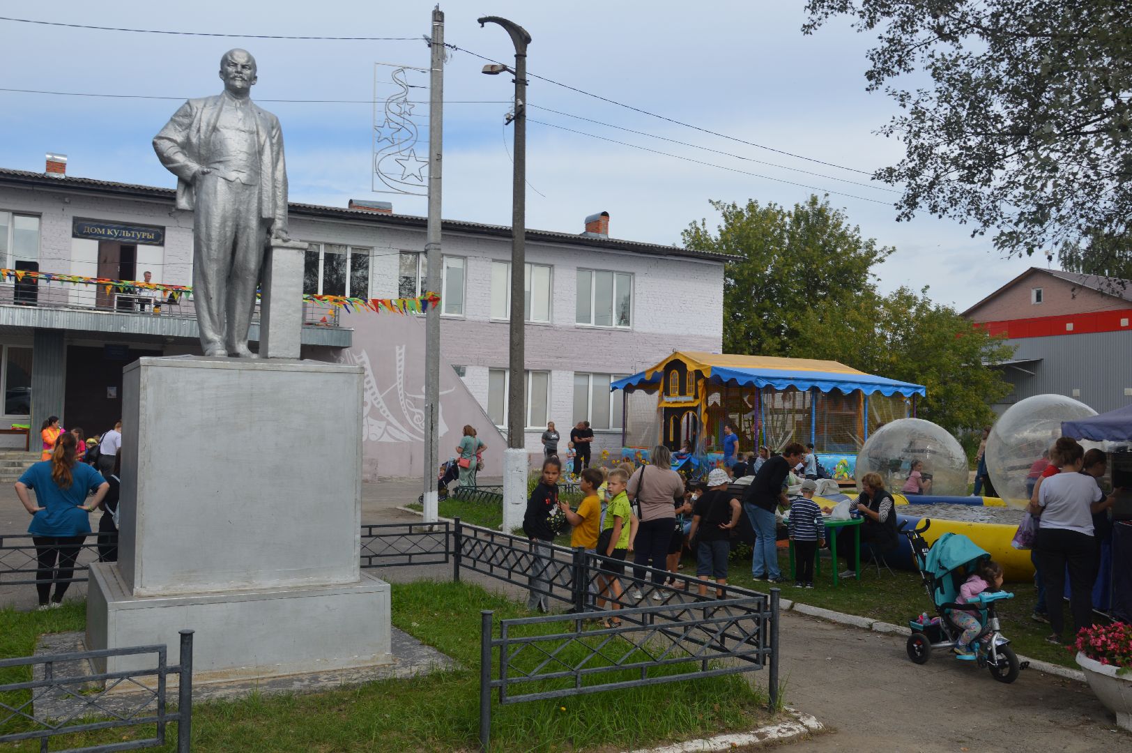 приведение, гигантские, подушки, ЦУС МИР, праздник, день посёлка, памятник Ленину
