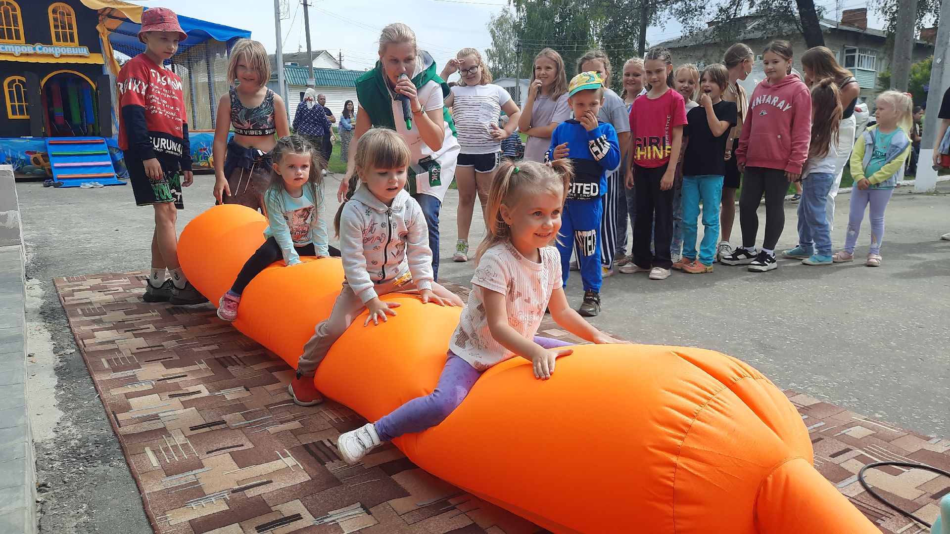 приведение, гигантские, подушки, ЦУС МИР, праздник, день посёлка, памятник Ленину