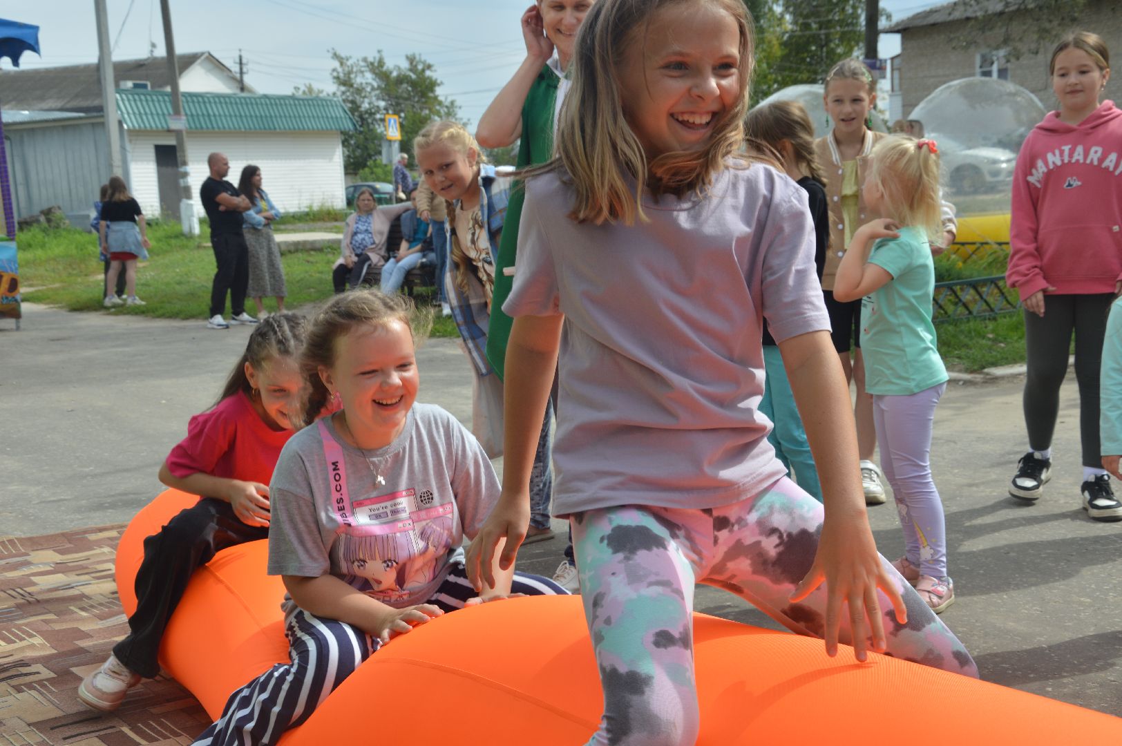 приведение, гигантские, подушки, ЦУС МИР, праздник, день посёлка, памятник Ленину