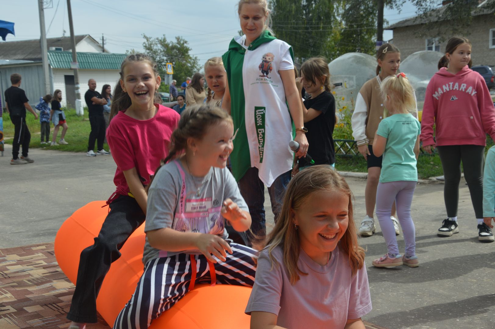 приведение, гигантские, подушки, ЦУС МИР, праздник, день посёлка, памятник Ленину