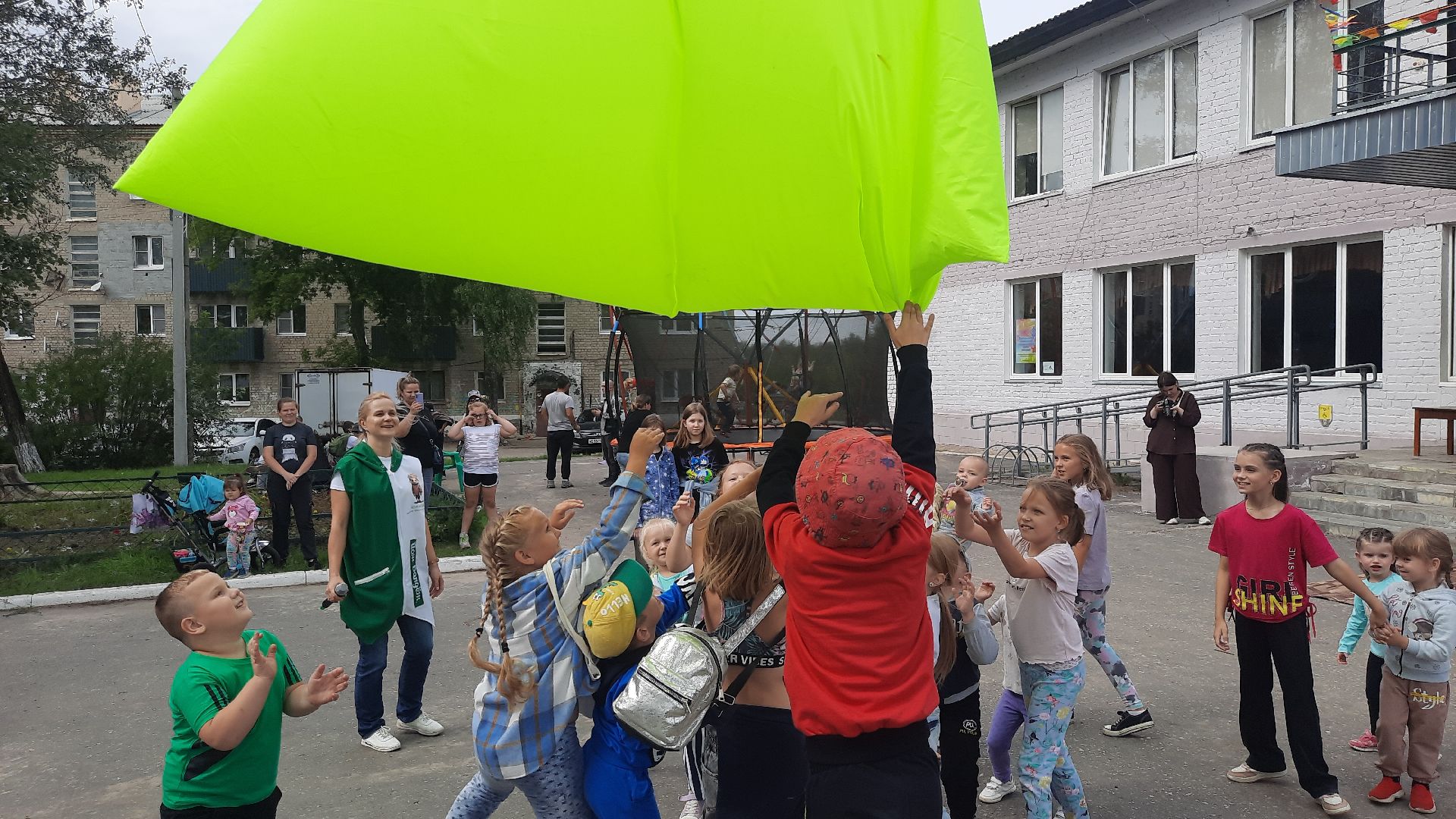 приведение, гигантские, подушки, ЦУС МИР, праздник, день посёлка, памятник Ленину