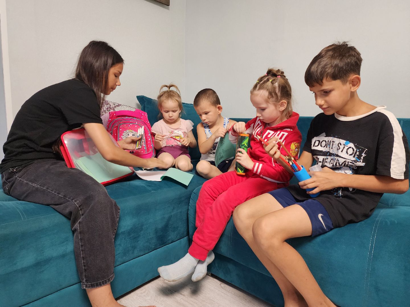 Раменское, образование, подарки многодетным семьям к 1 сентября, первокласснице подарили портфель мечты