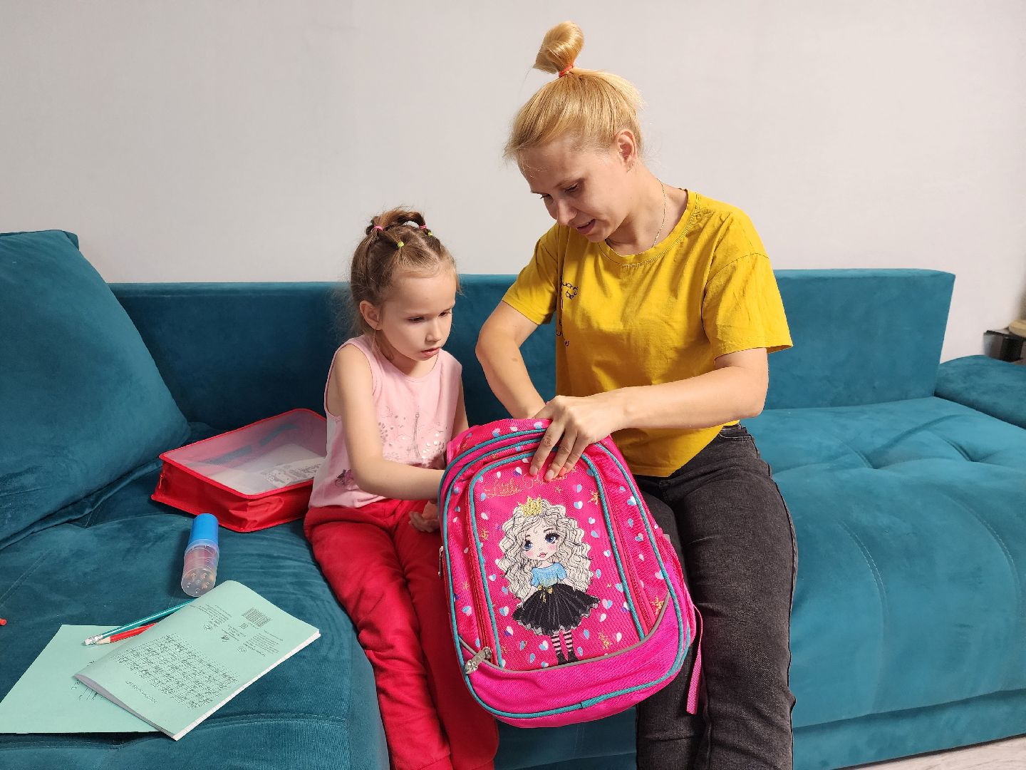 Раменское, образование, подарки многодетным семьям к 1 сентября, первокласснице подарили портфель мечты