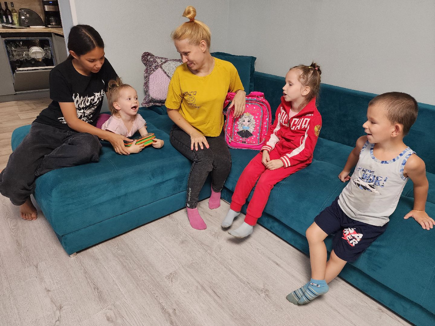 Раменское, образование, подарки многодетным семьям к 1 сентября, первокласснице подарили портфель мечты