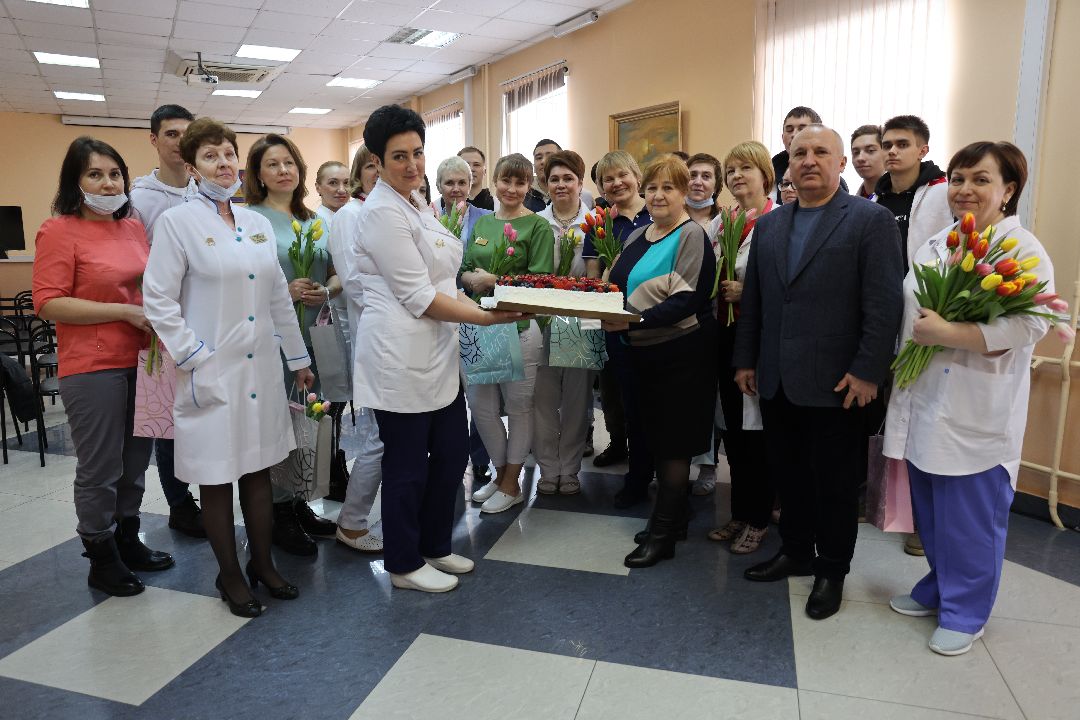 медицина, врачи, медицинский персонал, врачи, медсестры, 8 Марта, праздник, тюльпаны, торт, Реутов