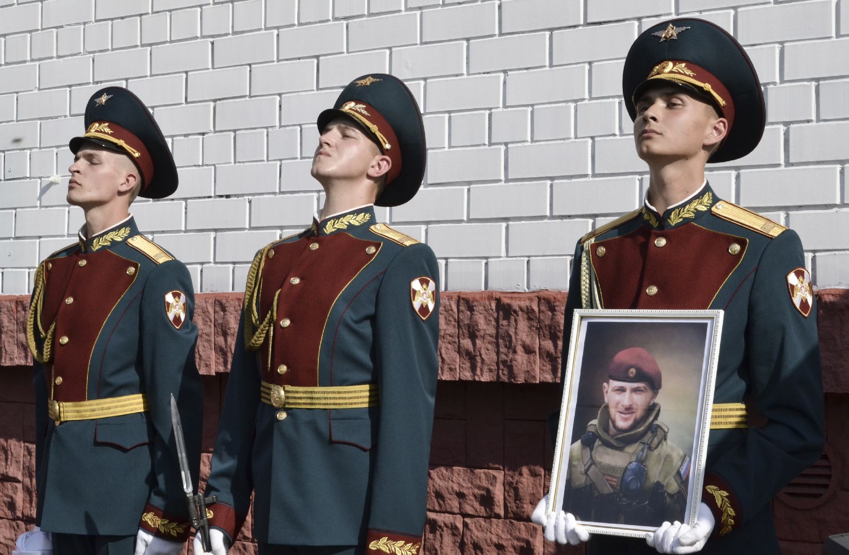 Балашиха, Подмосковье, общество, мурал, СВО, мемориальная доска, Александр Потапов