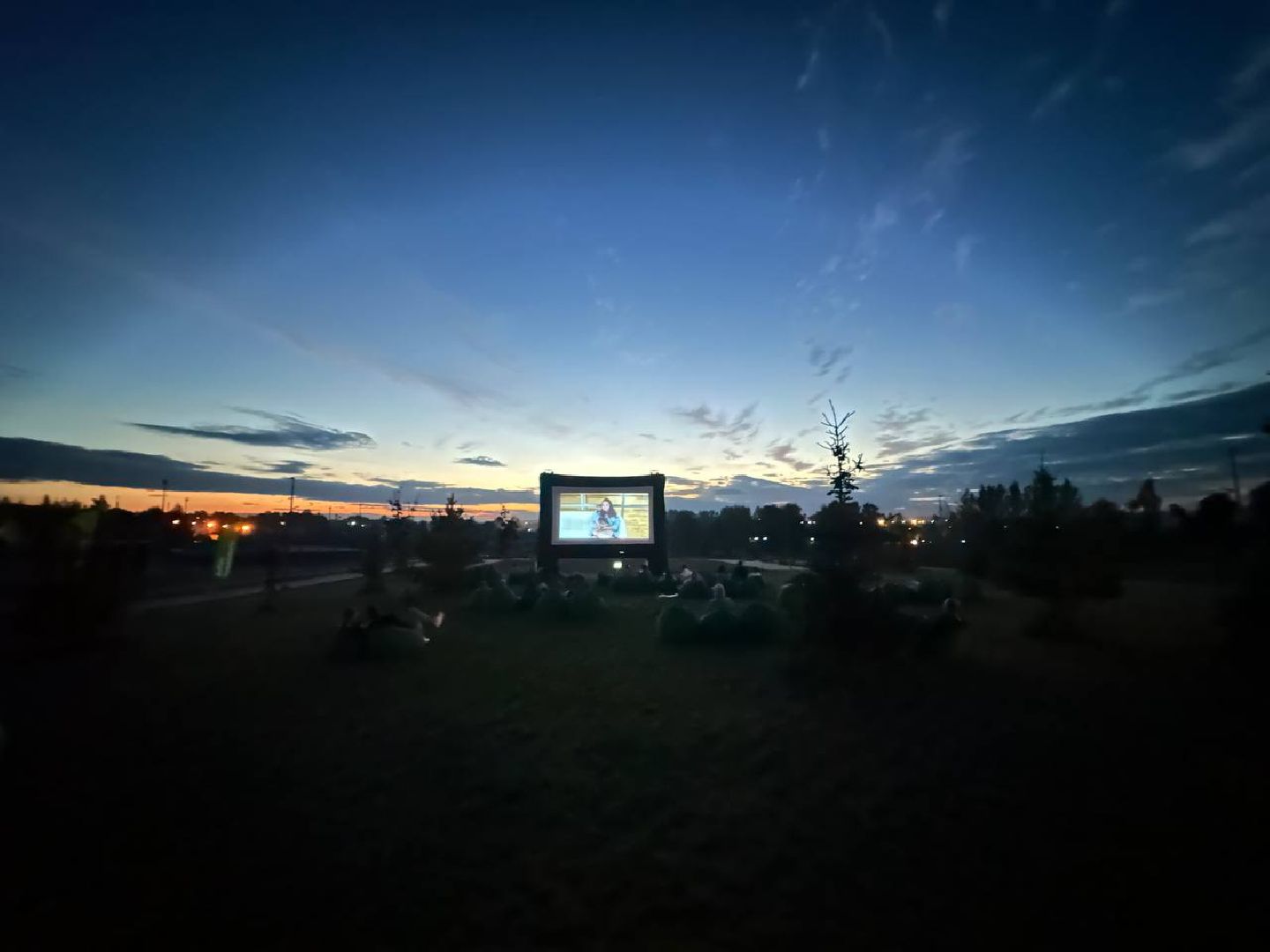 Можайск, Можайский городской округ, Подмосковье, парк, кино, жители, кинопоказы, кинотеатр, небо, улица