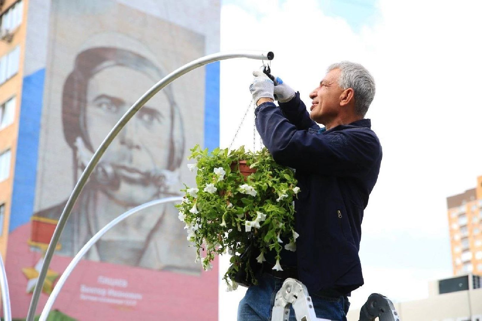 Долгопрудный, зонтичная клумба, цветочное кашпо