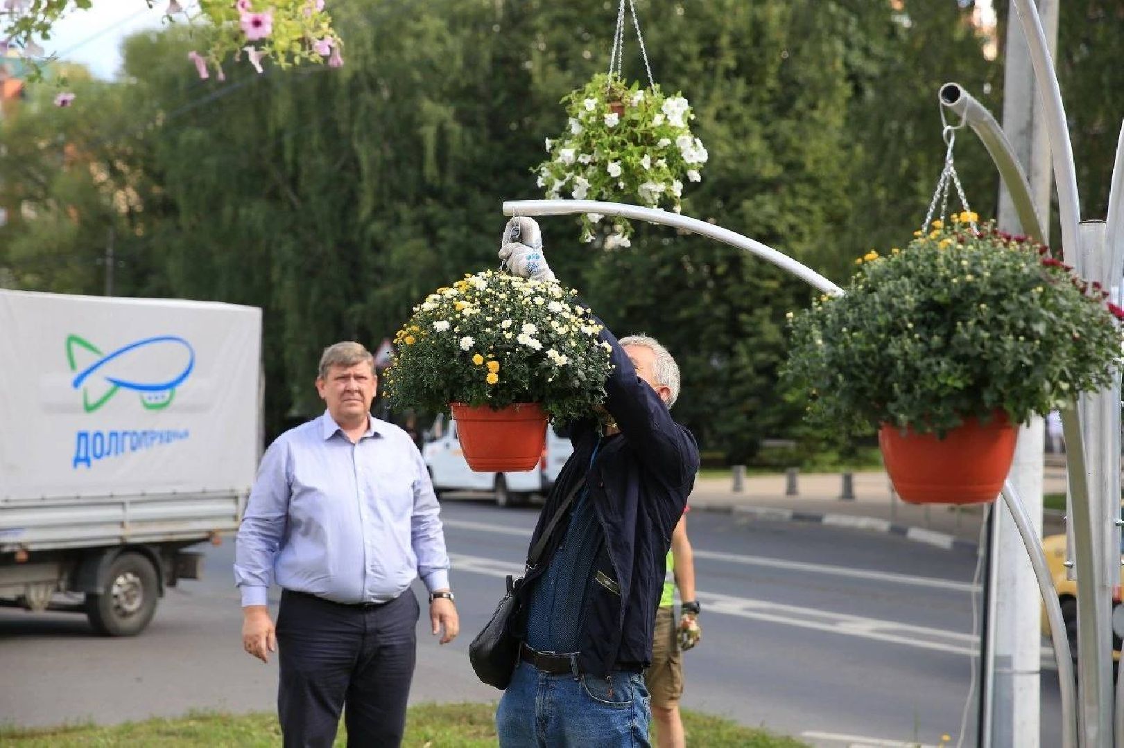 Долгопрудный, зонтичная клумба, цветочное кашпо